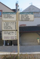 Champagne: In den Dörfern wird angezeigt, welcher Champagner-Betrieb wo zu finden ist.